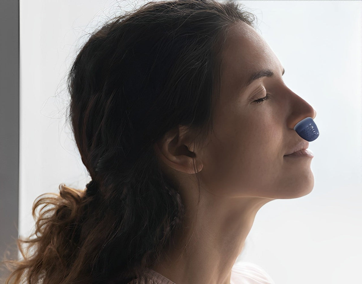 Bärbar mikro-CPAP-enhet mot snarkning – tyst och kompakt, ljusgrön med silikontoppar