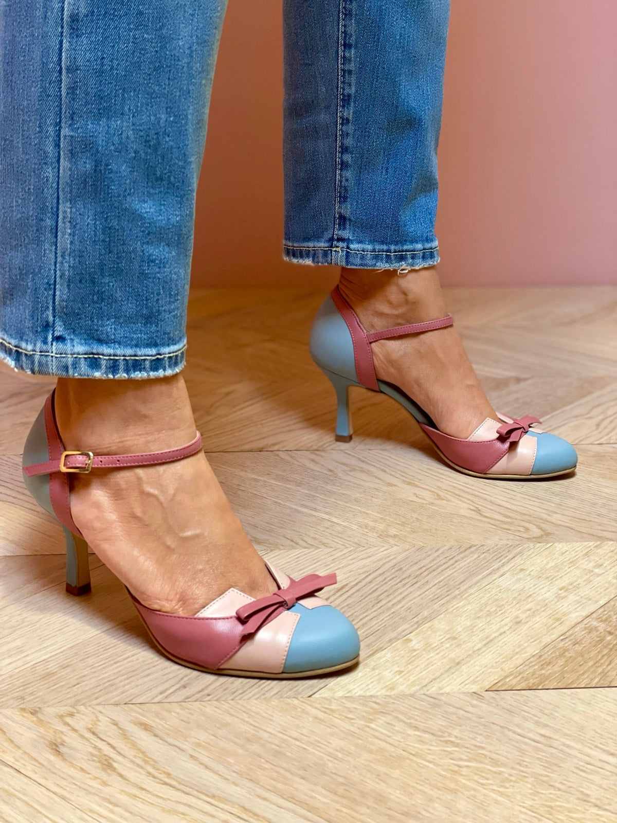 Lågklackade pumps med vristrem för damer