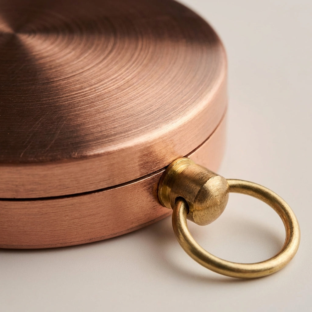 Bärbar kompass med fällbart lock