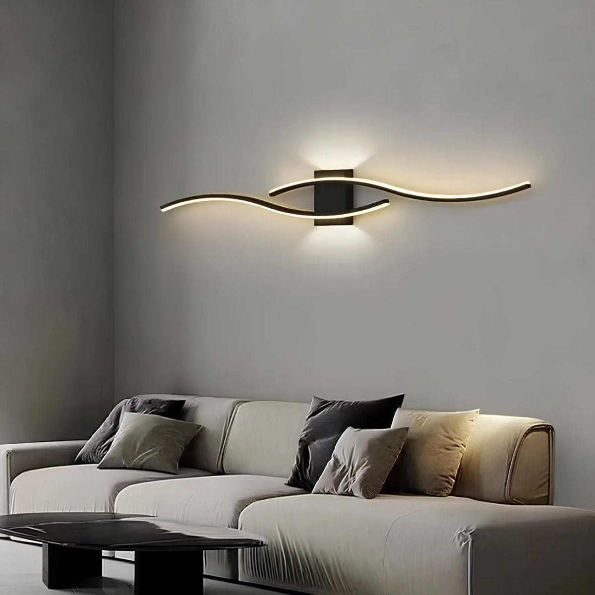 Elegant lineär vägglampa för moderna inomhusmiljöer, diskret accentbelysning för väggmontering