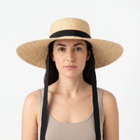Flätad sommarhatt med flat topp och brett brätte