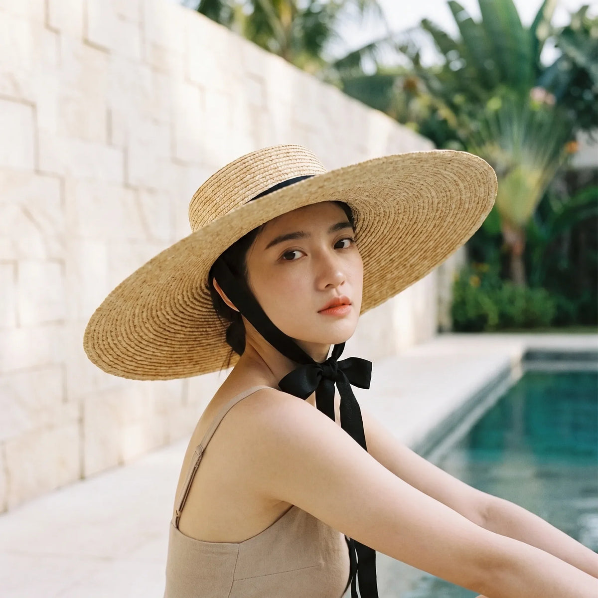Flätad sommarhatt med flat topp och brett brätte
