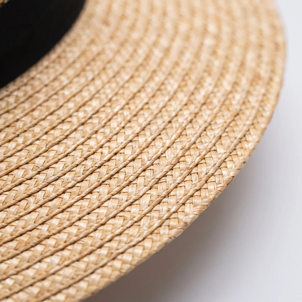 Flätad sommarhatt med flat topp och brett brätte