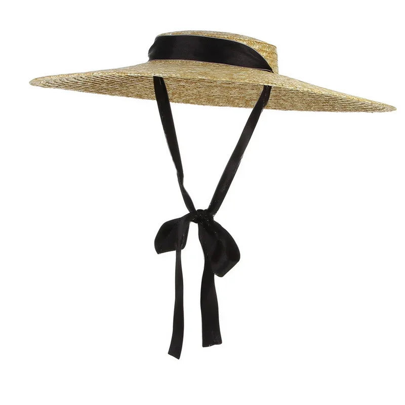 Flätad sommarhatt med flat topp och brett brätte