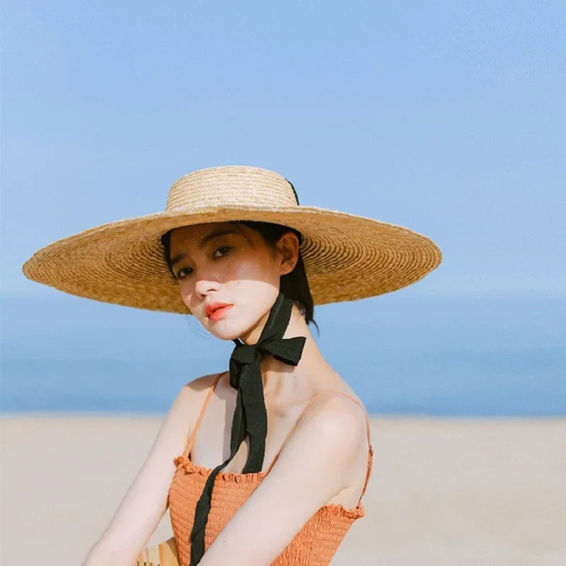 Flätad sommarhatt med flat topp och brett brätte