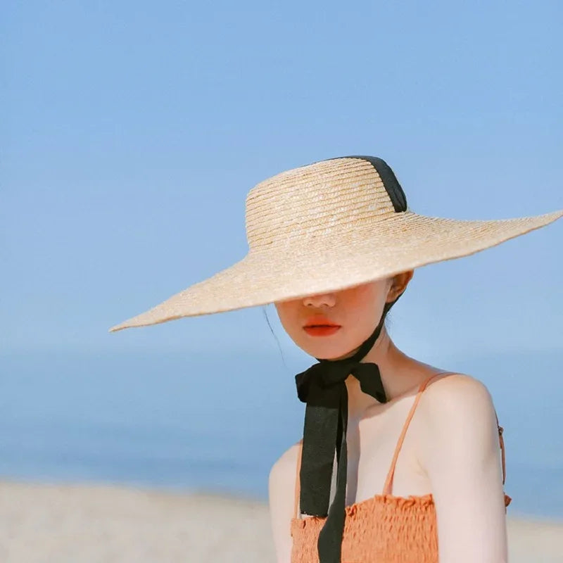 Flätad sommarhatt med flat topp och brett brätte