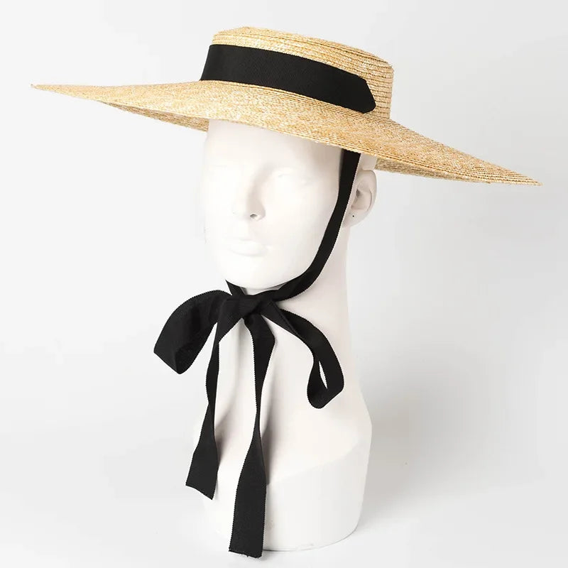 Flätad sommarhatt med flat topp och brett brätte