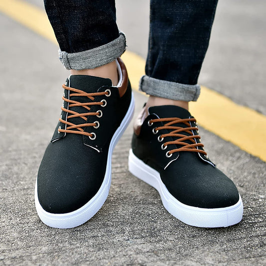 Låga sneakers för herrar i ventilerande material med vadderad hälkrage och flexibel snörning – perfekta för vardagen