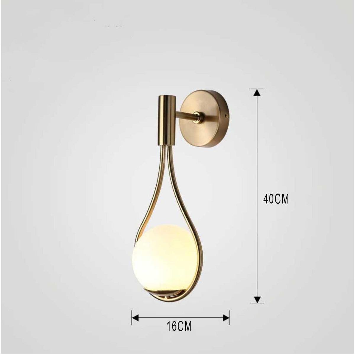 Modern nordisk vägglampa i guld- och svart utförande