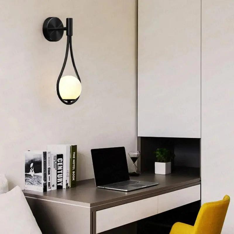 Modern nordisk vägglampa i guld- och svart utförande