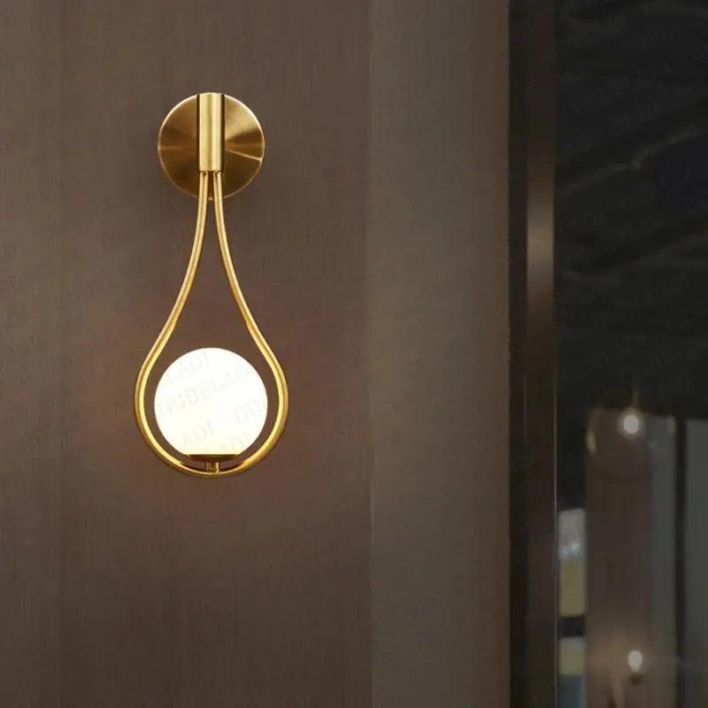 Modern nordisk vägglampa i guld- och svart utförande