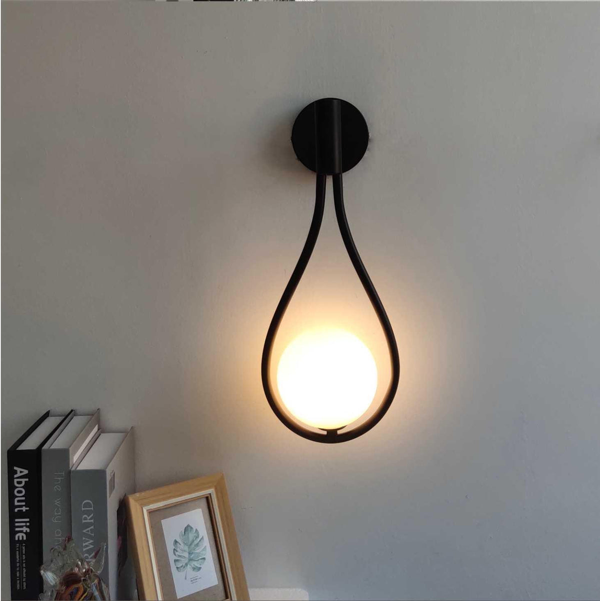 Modern nordisk vägglampa i guld- och svart utförande