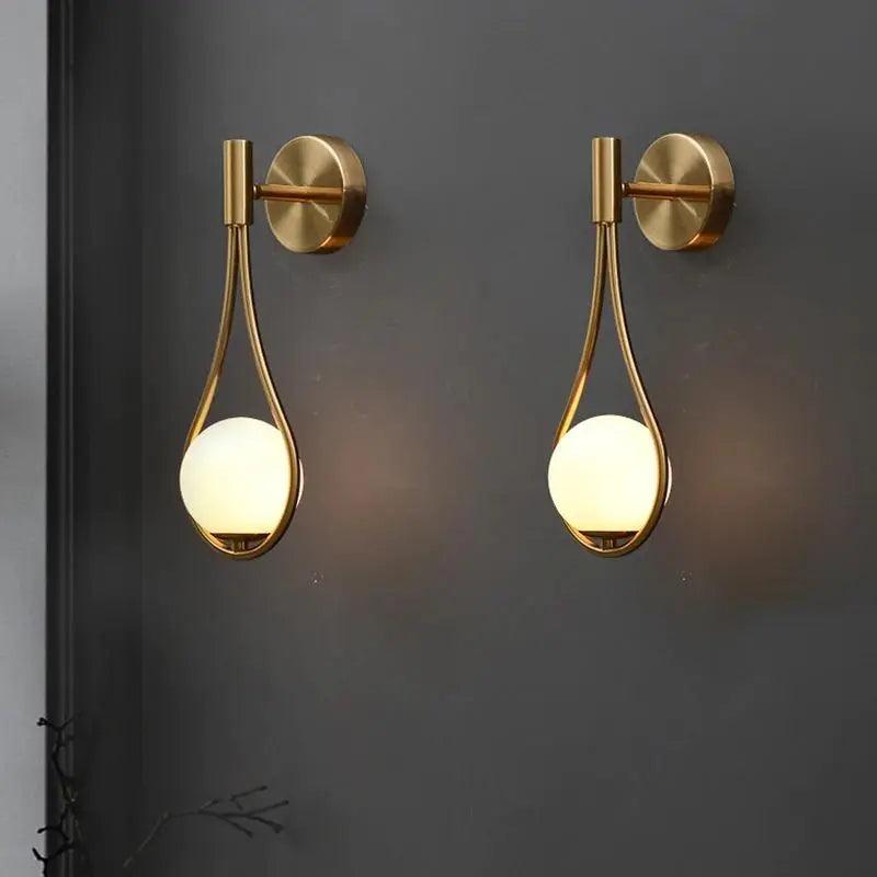Modern nordisk vägglampa i guld- och svart utförande