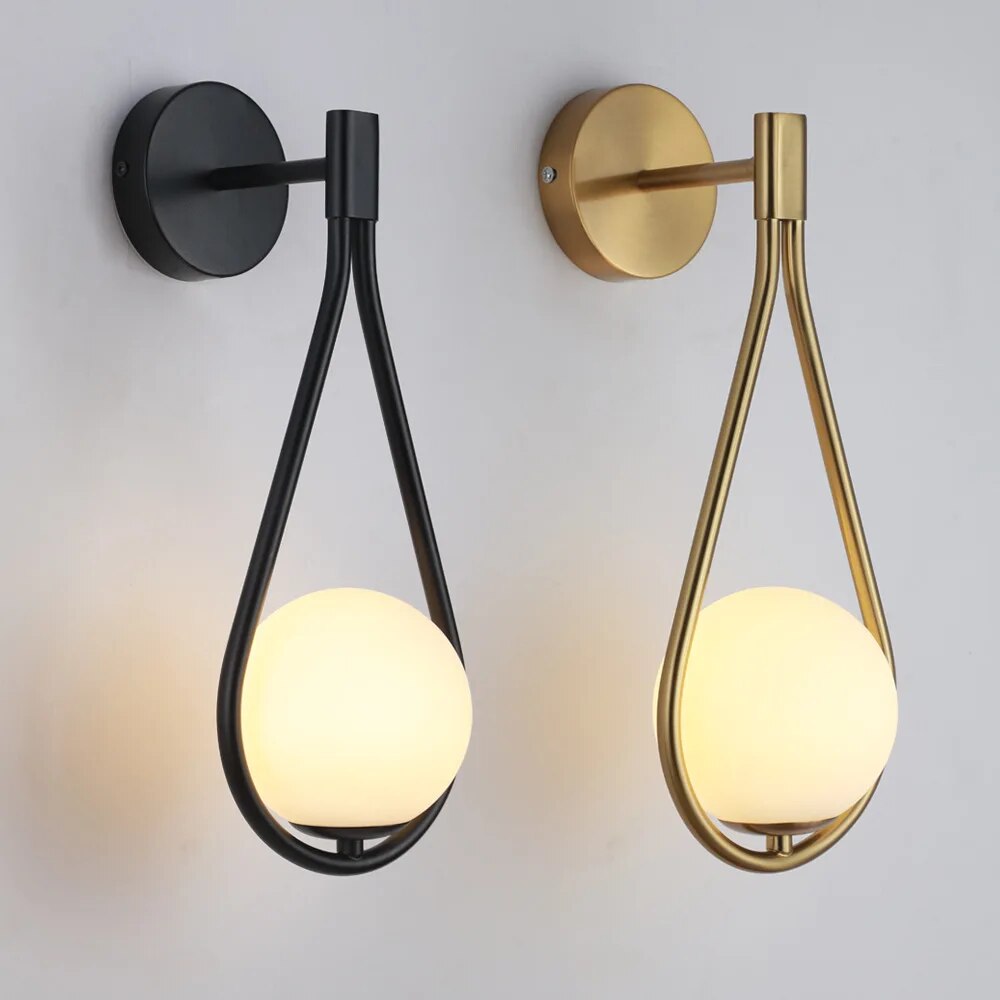 Modern nordisk vägglampa i guld- och svart utförande