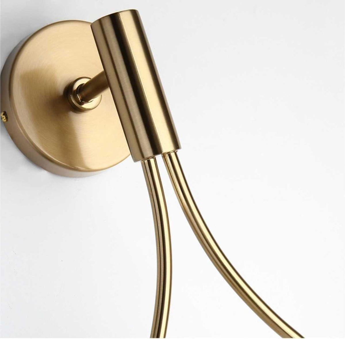 Modern nordisk vägglampa i guld- och svart utförande