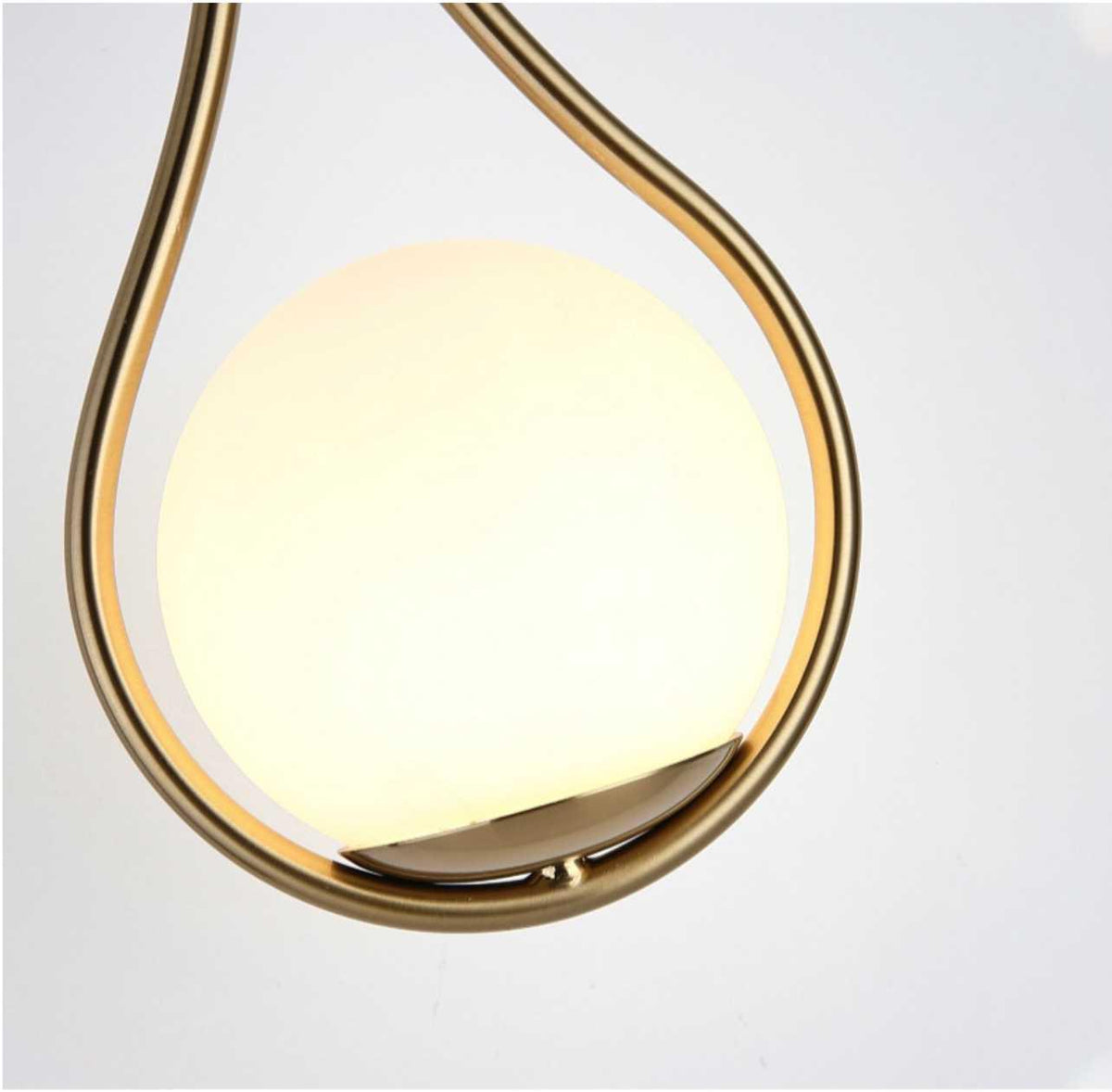 Modern nordisk vägglampa i guld- och svart utförande
