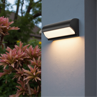Modern svart utomhus-LED-vägglampa – Väderbeständig varm belysning för trädgård, uteplats och entréer