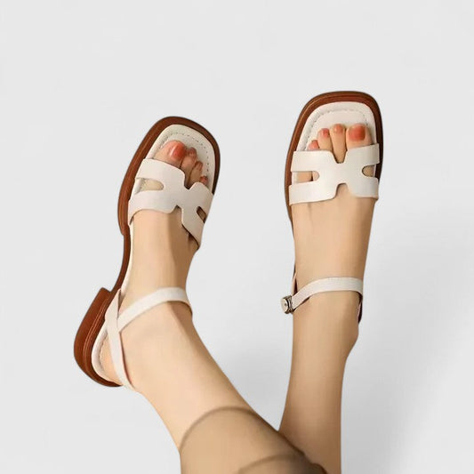 Platta sandaler för damer med H-rem, cutout och ankelspänne