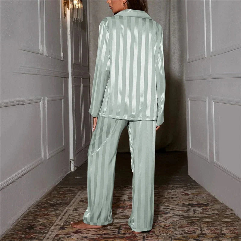 Silkeslen pyjamas för damer