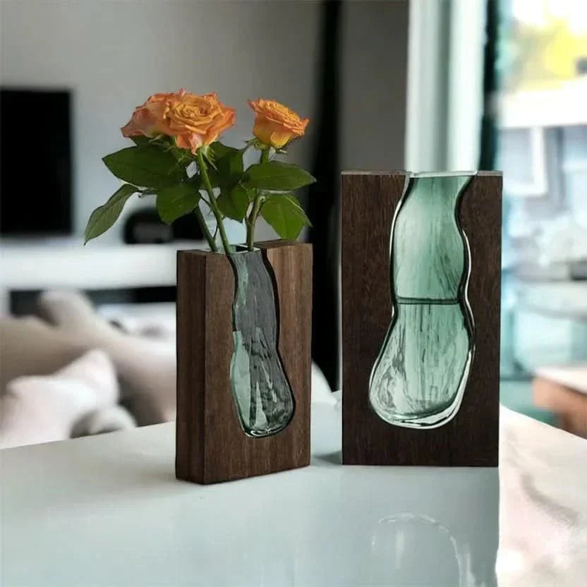 Skandinavisk glasvas med trädetalj för moderna interiörer