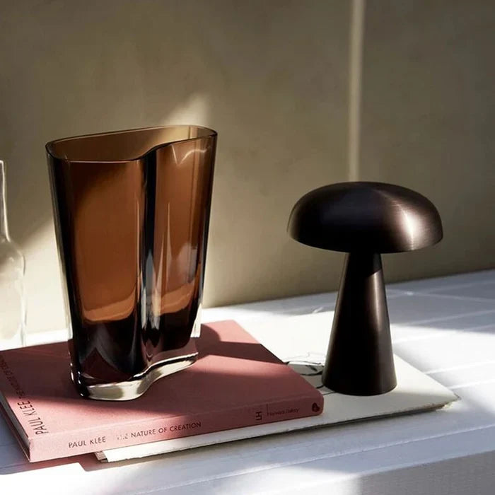 Snygg bärbar bordslampa