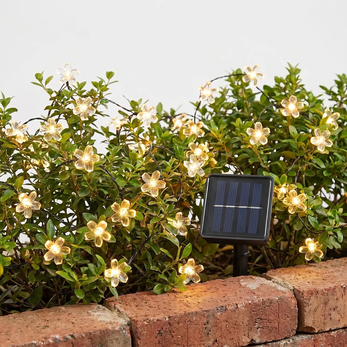 Solcellsdriven LED-ljusslinga med blommor för trädgården utomhus