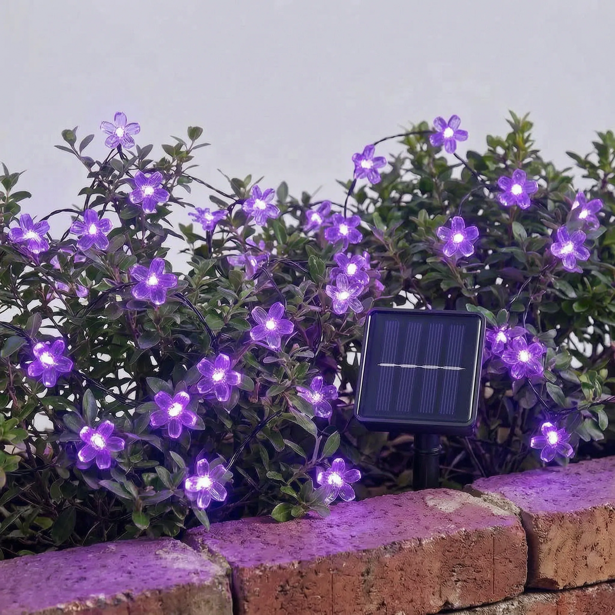 Solcellsdriven LED-ljusslinga med blommor för trädgården utomhus