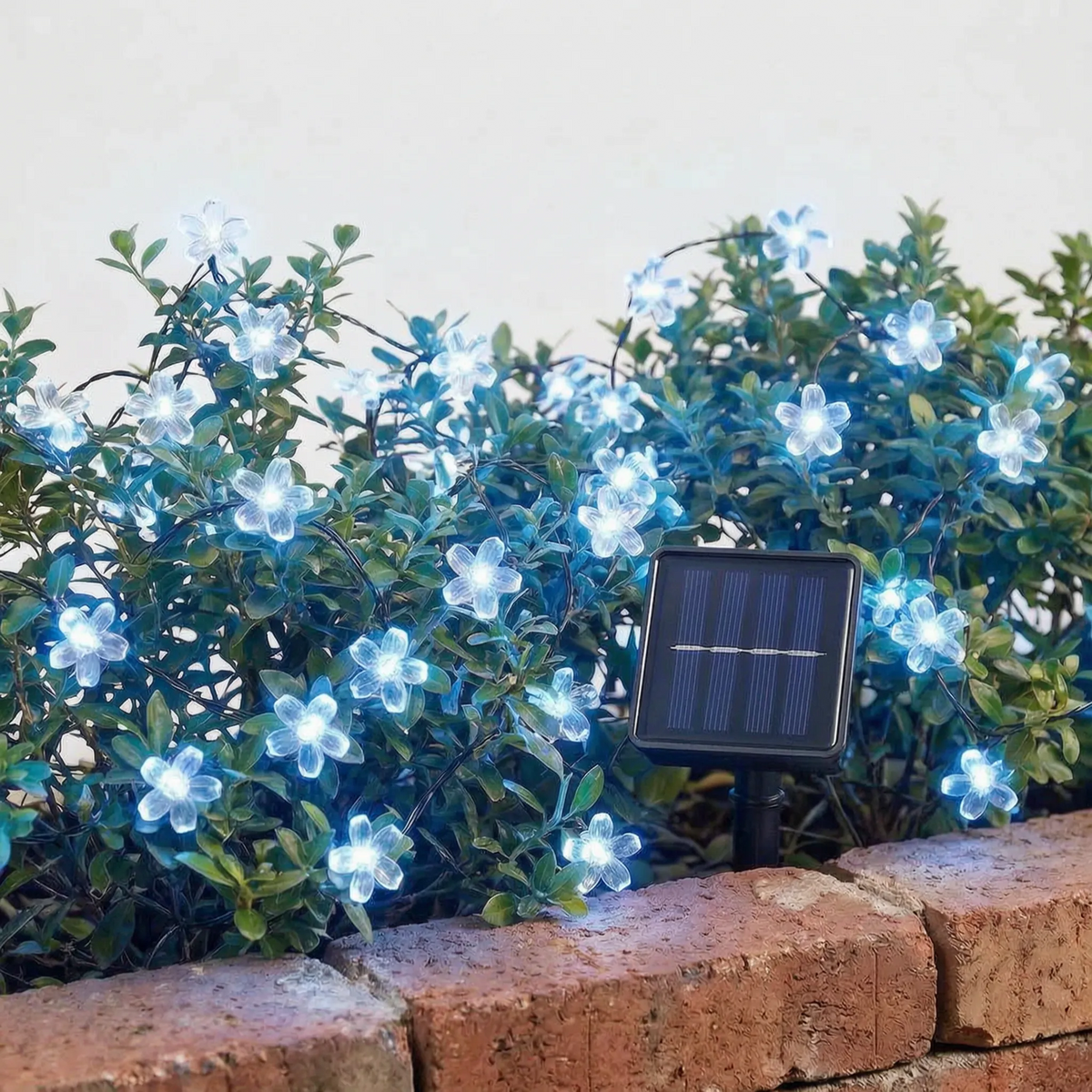 Solcellsdriven LED-ljusslinga med blommor för trädgården utomhus
