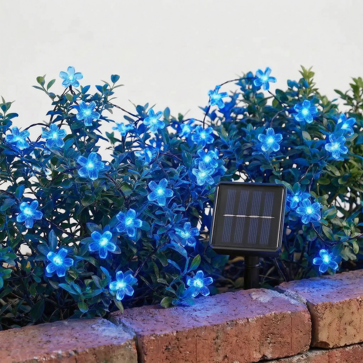 Solcellsdriven LED-ljusslinga med blommor för trädgården utomhus