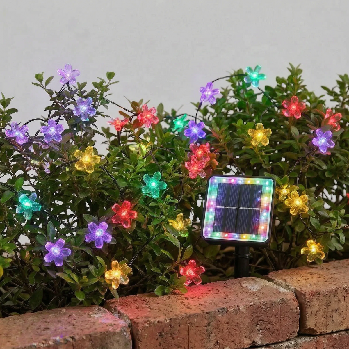 Solcellsdriven LED-ljusslinga med blommor för trädgården utomhus