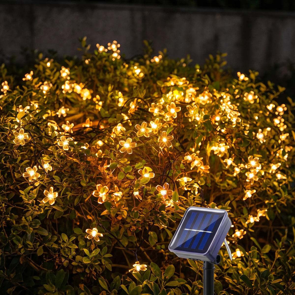 Solcellsdriven LED-ljusslinga med blommor för trädgården utomhus