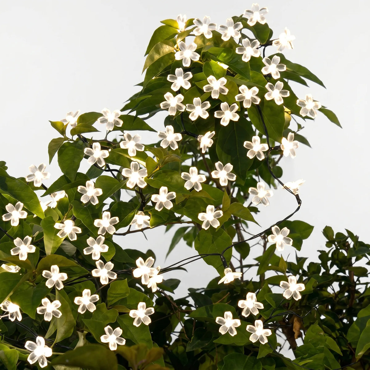 Solcellsdriven LED-ljusslinga med blommor för trädgården utomhus