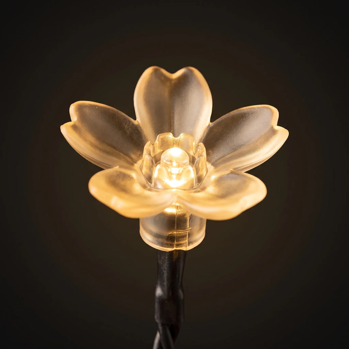 Solcellsdriven LED-ljusslinga med blommor för trädgården utomhus