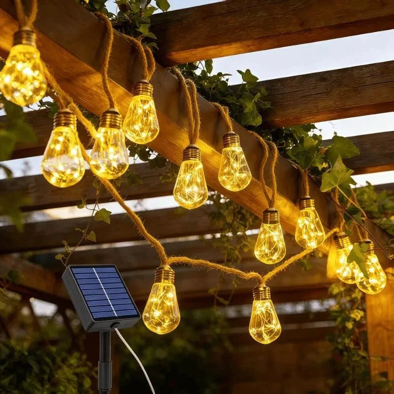 Solcellsdriven ljusslinga i hamparep med vintage LED-lampor