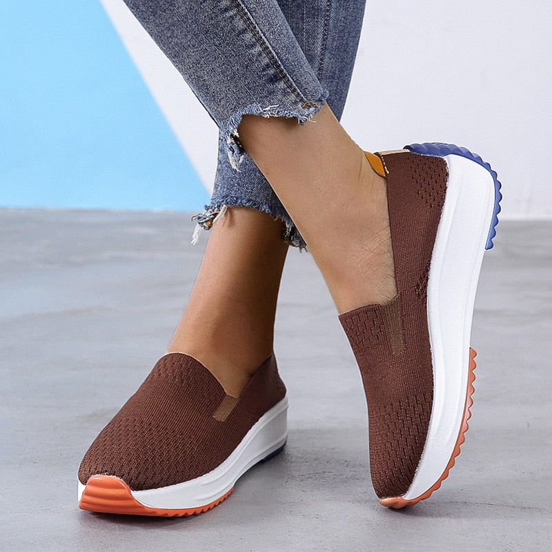 Stickade slip-on-sneakers med andningsförmåga för damer