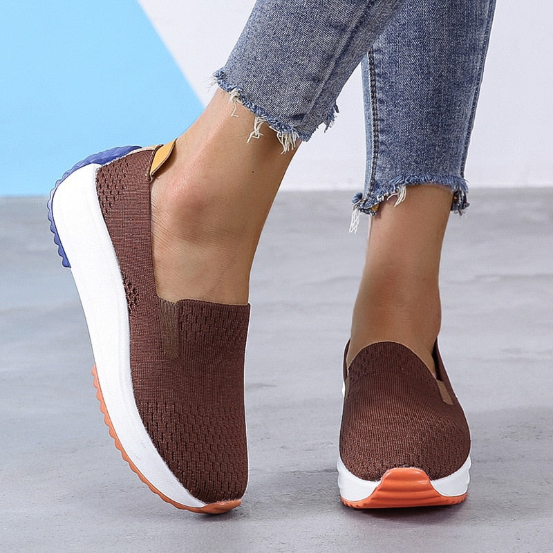 Stickade slip-on-sneakers med andningsförmåga för damer